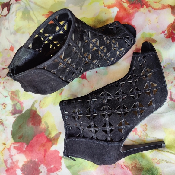 MICHAEL Michael Kors Black Laser Cut Ivy Bootie - Size 37 or US Size 7 - Picture 2 of 12